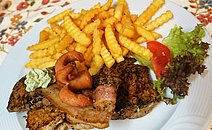 Herzhafter Grillteller mit Putensteak, Schweinesteak und Rindersteck, mit goldgelben Pommes als Stärkung nach einer Motorradtour, Radltour oder Wanderung im Bayerischen Wald.