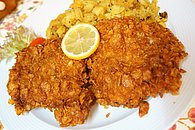 Traditionell in der Pfanne gebackenes bayerisches Schnitzel aus Thomas' regionaler Schmankerlküche.