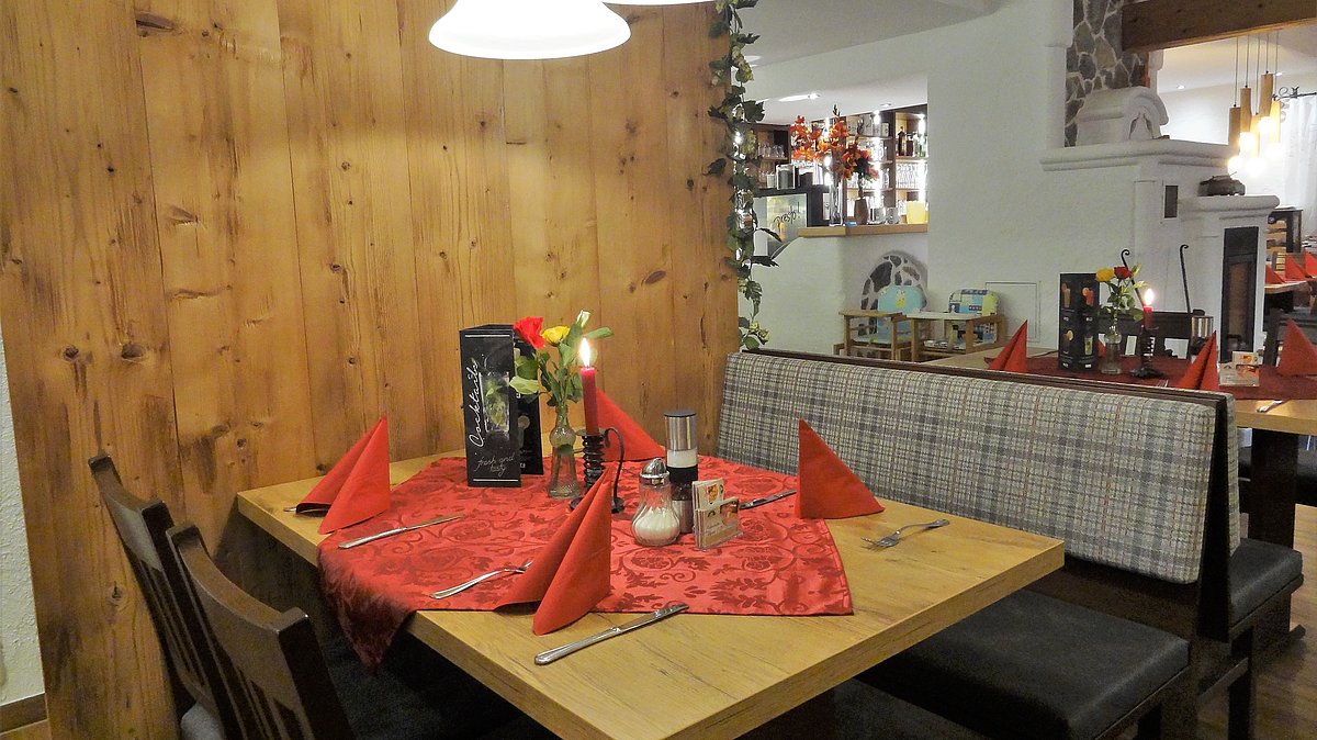 Festlich gedeckter Tisch im Wirtshaus Neuhof für das abendliche 3-Gänge-Halbpensionsmenü.
