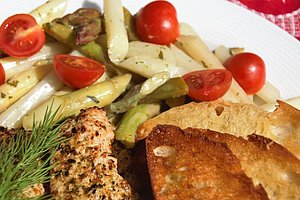 Zartes Putensteak auf frischem Frühlingssalat mit Spargel und Tomaten, mit Röstbrot im Restaurant Landhotel Neuhof Zenting.