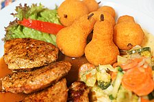  Deftiges bayerisches Schweinemedaillon mit herzhaften Kroketten und buntem Gemüse in der gemütlichen Waldler-Stubn.