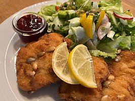 Bayerisches Schnitzel mit Kürbiskernpanade mit frischem Beilagensalat für hungrige Wanderer, Radlfahrer und Biker.