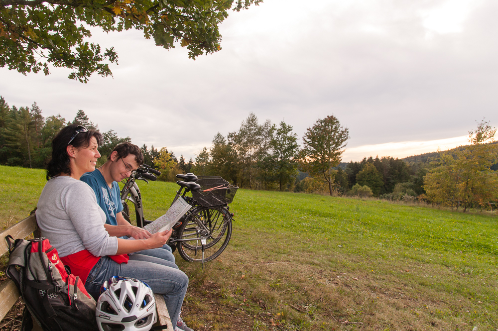 Urlauber planen den Frühbuche-Urlaub für 2027 im Landhotel Neuhof in Zenting im Bayerischen Wald.